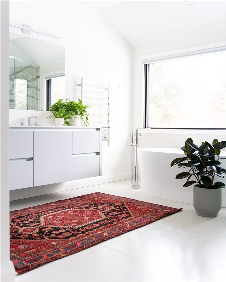 Bild eines weißen Badezimmers durch Zenity-Design-Renovierung