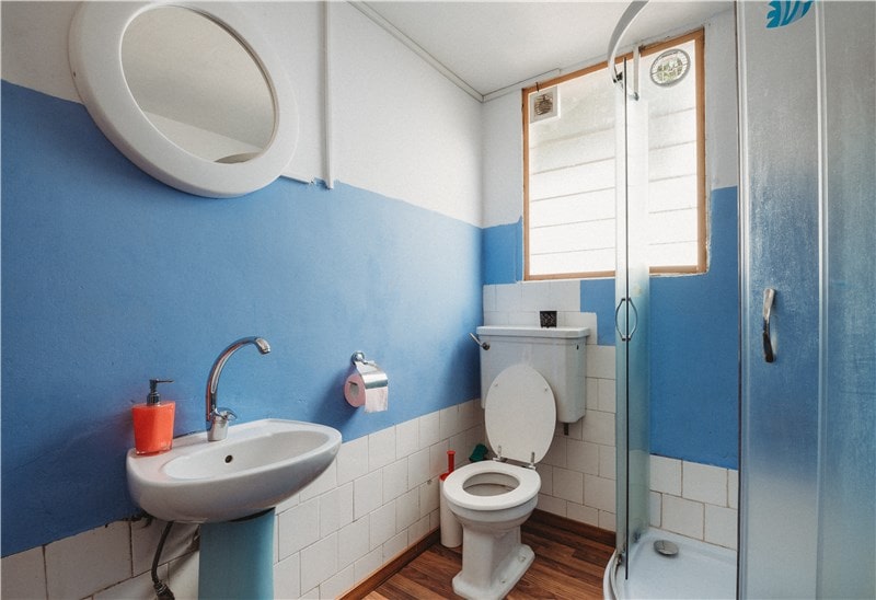 Image d'une salle de bain bleue par zenity design rénovation